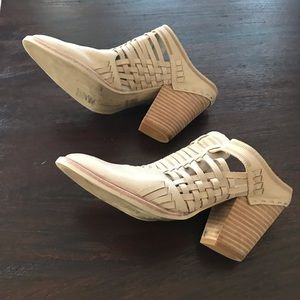 Dolce Vita beige leather slide on shoes size 8